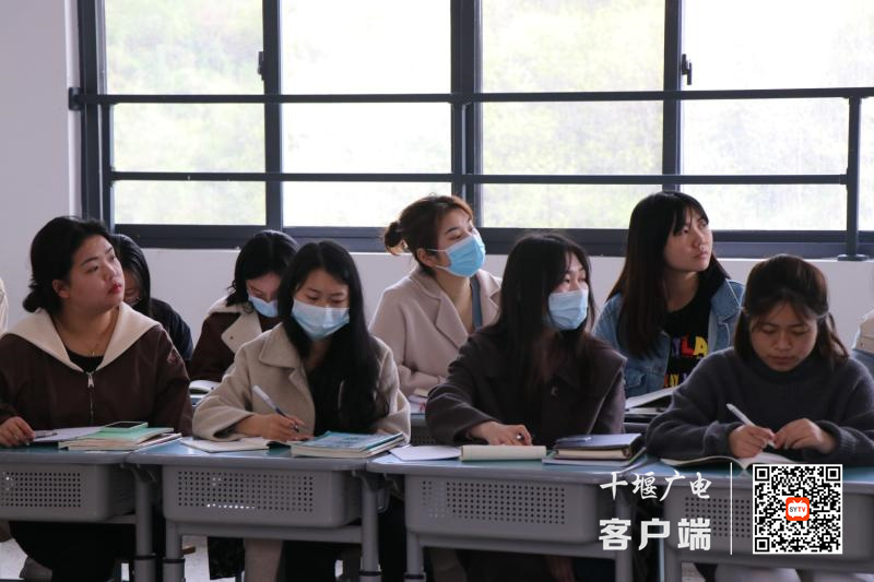 教师认真聆听