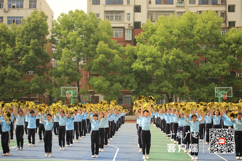 啦啦操社团表演