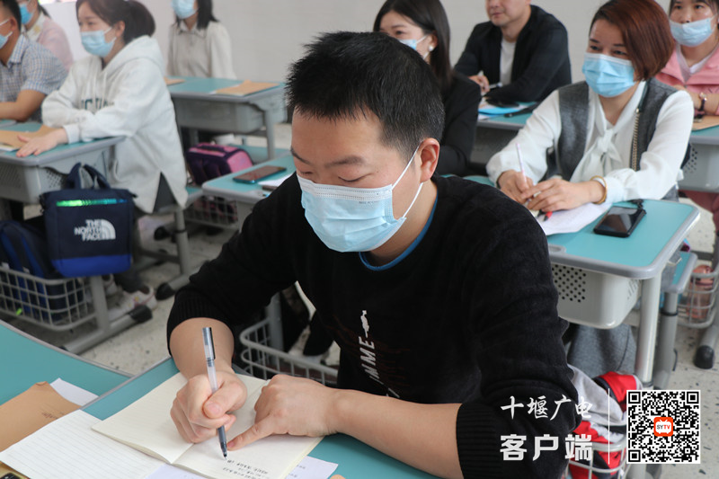 家长认真聆听