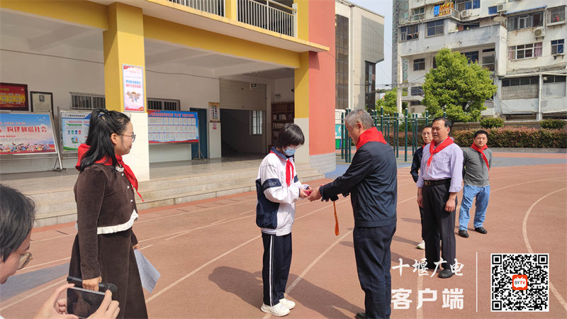 2023.4.17 十堰市东风铁路学校开展“学习二十大 争做好队员”主题教育活动 (5)