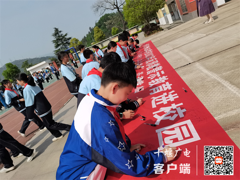 “崇尚科学，反对邪教”学生签名活动