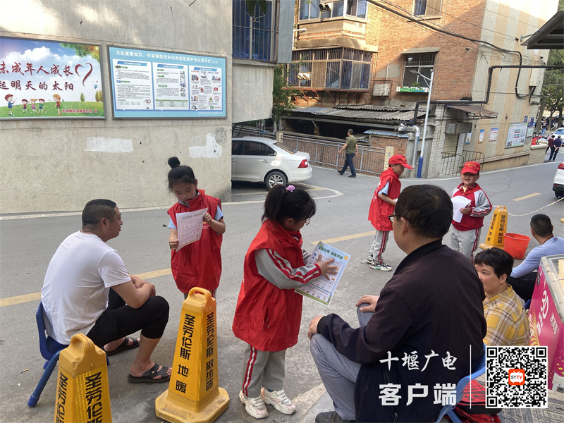 十堰市东风40学校开展学雷锋志愿服务活动 (4)