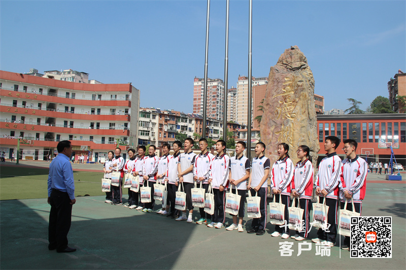 东风五中为16名优秀学科特长生举行欢送仪式1