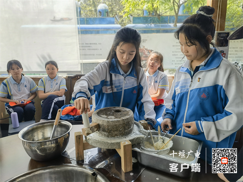 2023年十堰市东风41学校：春耕农忙季、多彩研学路 (1)