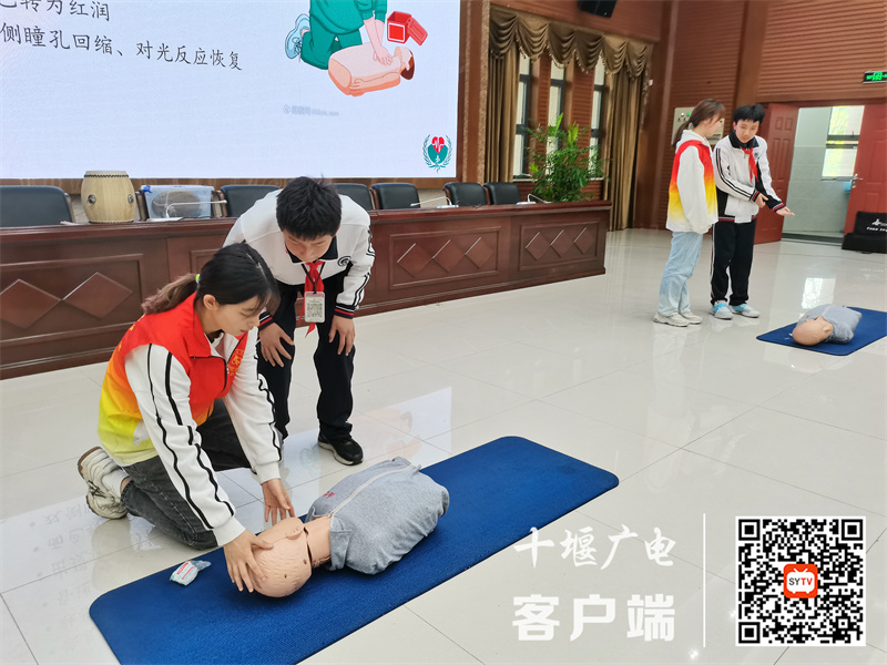 学生学习心肺复苏