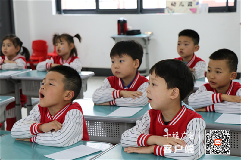 孩子们认真听讲