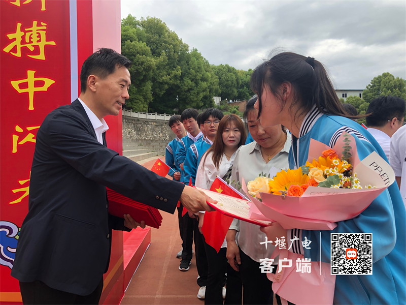 校长为学生颁发证书_副本
