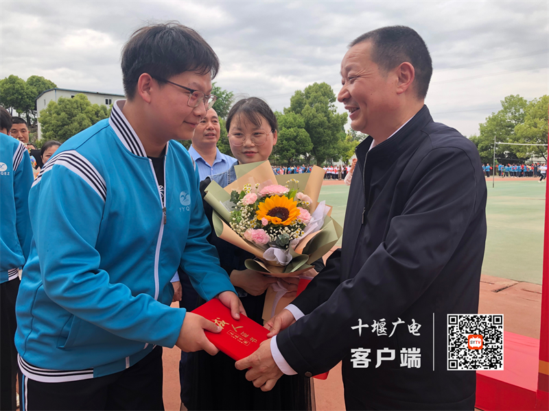 书记为学生颁发证书_副本
