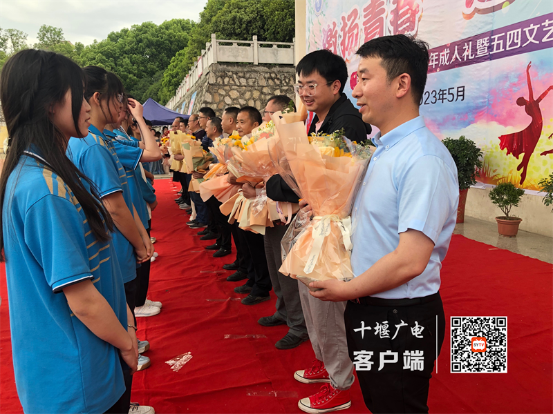 学生向老师献花_副本