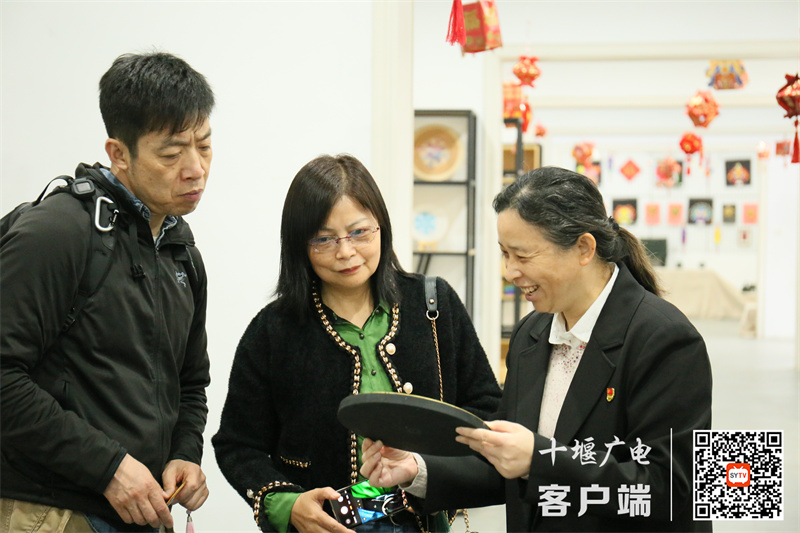左一何锐部长、中间陈冬新教授 (2)