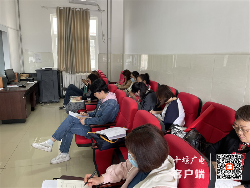 十堰市东风铁路学校承办市教科院课题中期研讨活动 (2)