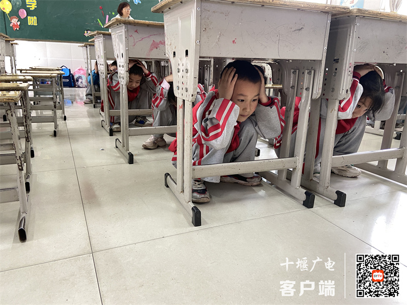 十堰市东风40学校5.12防震应急疏散演练 (3)