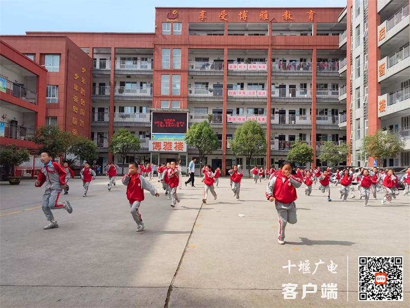 十堰市东风40学校5.12防震应急疏散演练 (4)