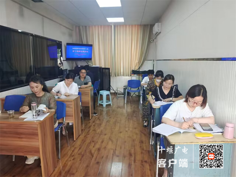 东风五中历史组深入十堰市四中开展送课活动2