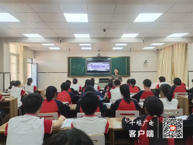 东风五中历史组深入十堰市四中开展送课活动1