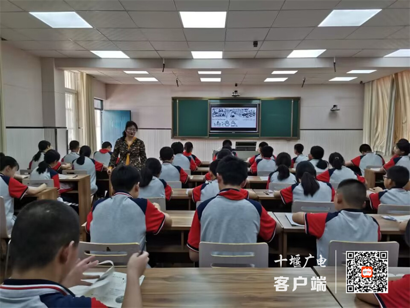 东风五中历史组深入十堰市四中开展送课活动5