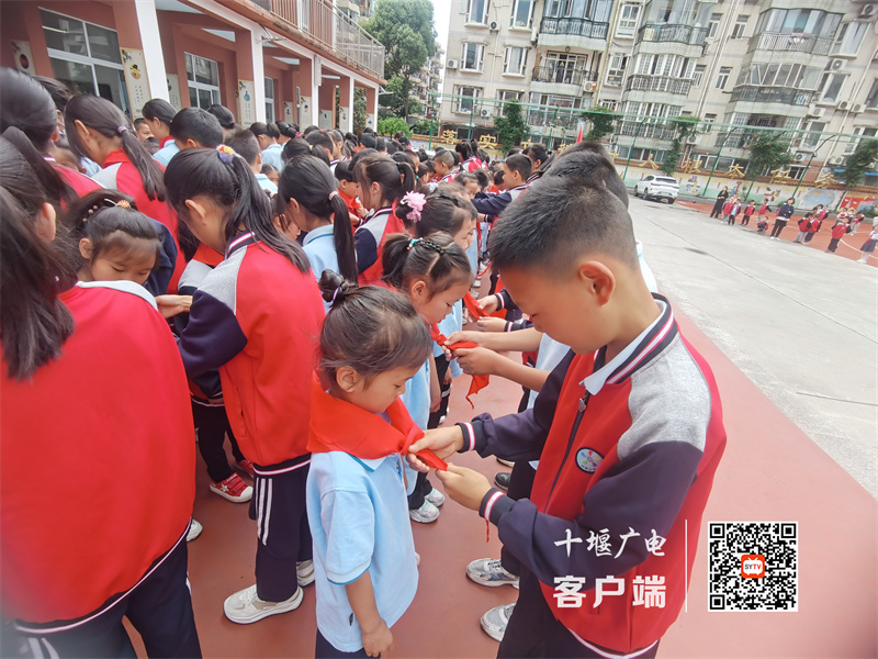 入队仪式：老队员为新队员佩戴红领巾_副本