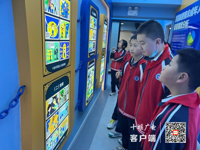 参观法治宣传长廊_副本