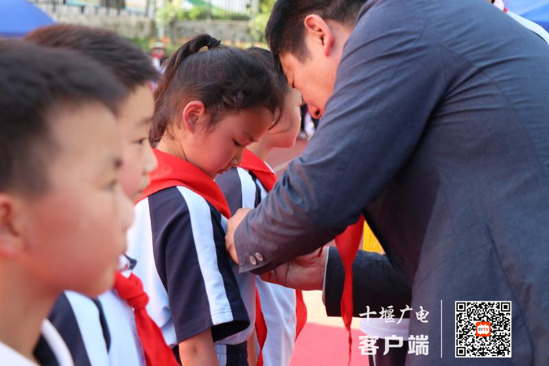 为红领巾一星章颁奖_副本