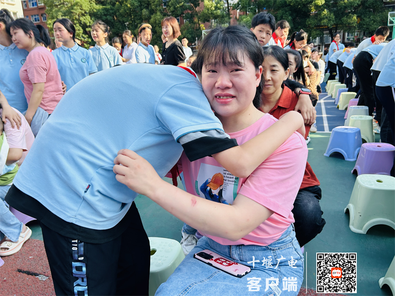 与家长深情拥抱_副本