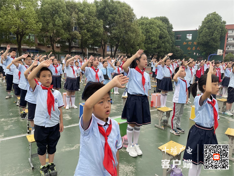 2023十堰市东风40学校开展新队员入队仪式 (2)