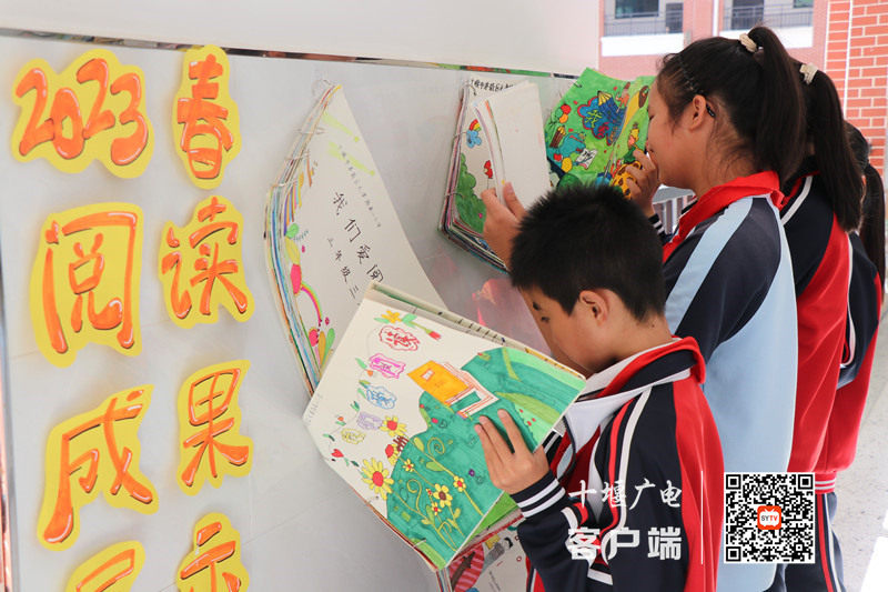 学生们驻足欣赏作品集_副本