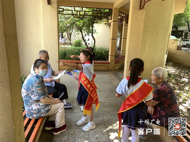 十堰市东风40学校携手镜潭社区开展“深入创建无毒家园 促进精神文明建设”禁毒活动1