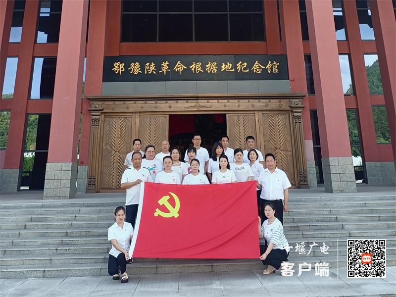纪念馆前留影