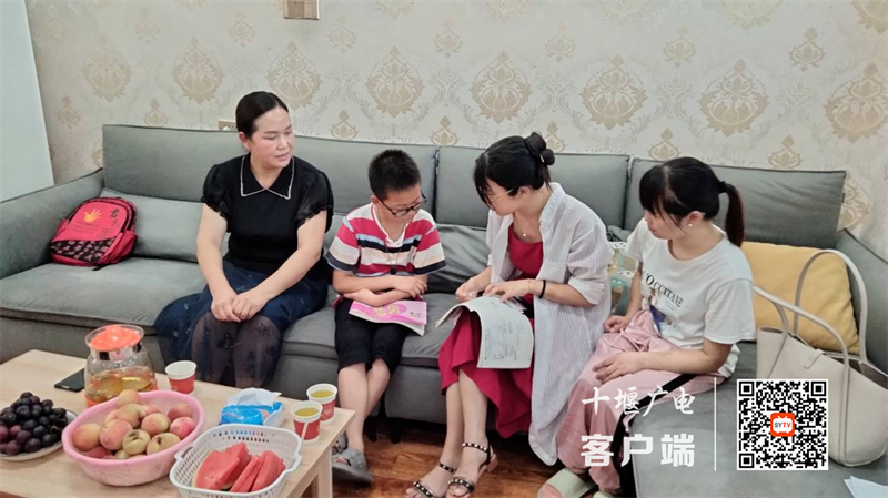 任校长左一_副本