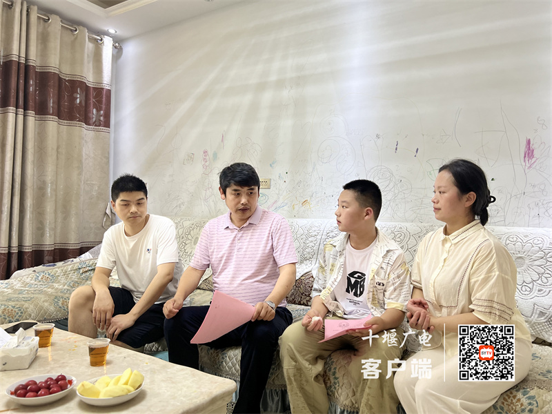 王书记左二_副本