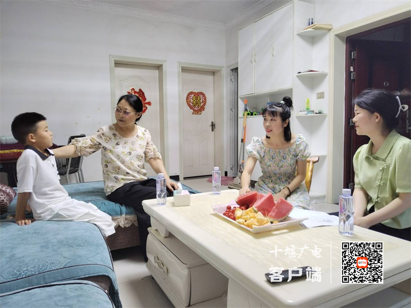 陈主席左二_副本
