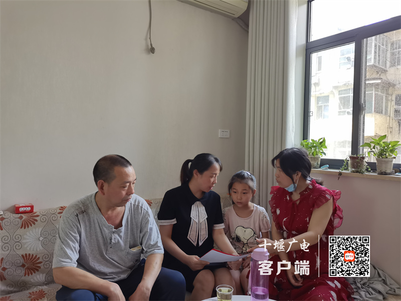家访（左二徐胜娥老师）_副本