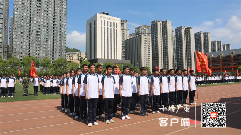 展示军姿 万主任女儿班级_副本