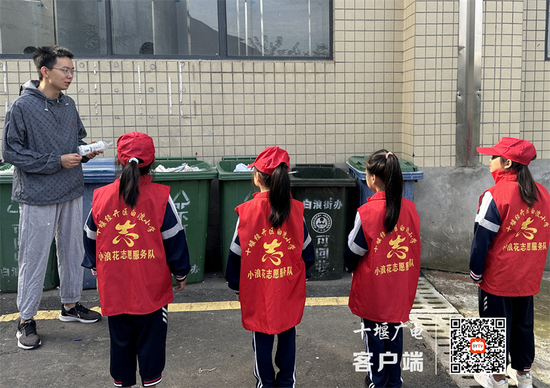 老师向小志愿者们讲解“垃圾分类”知识_副本