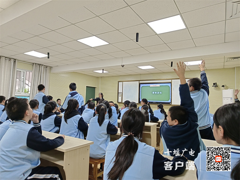 学生们踊跃参加游戏活动