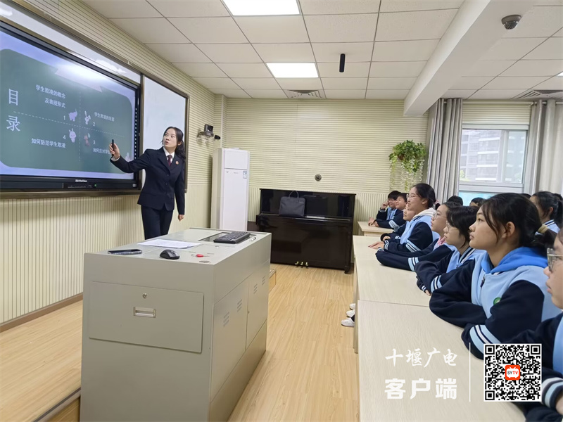 孩子们认真听讲