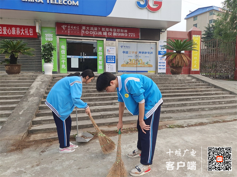 同学们打扫校园周边环境2