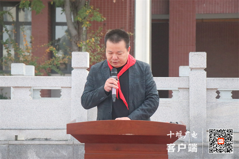 胡校长宣读文件