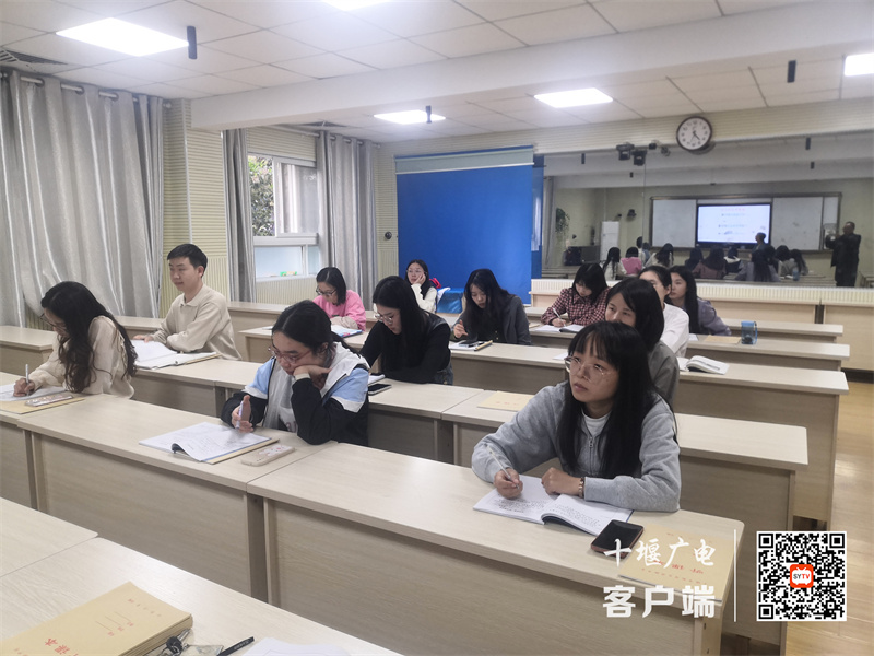 老师们认真做笔记