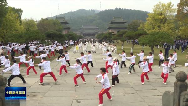 开幕式舞台搭建收尾  万人太极展演加紧排练.mp4_20231018_193334830