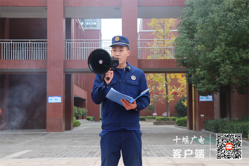 消防官兵普及消防知识