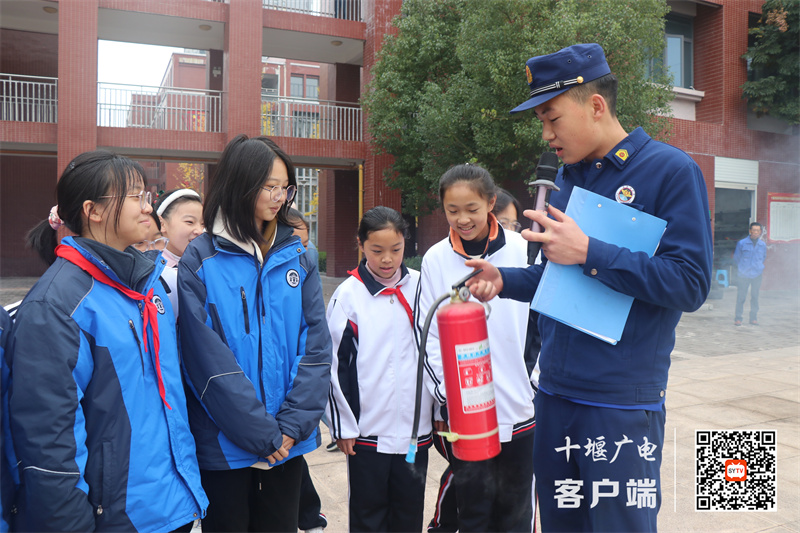 消防官兵细心讲解灭火器的用法