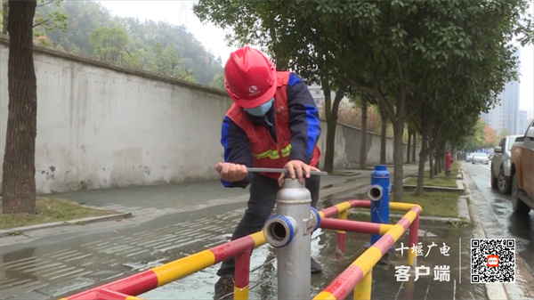 市城管执法委：安装更换防冻阀门保供水(1).mp4_20231208_165916692