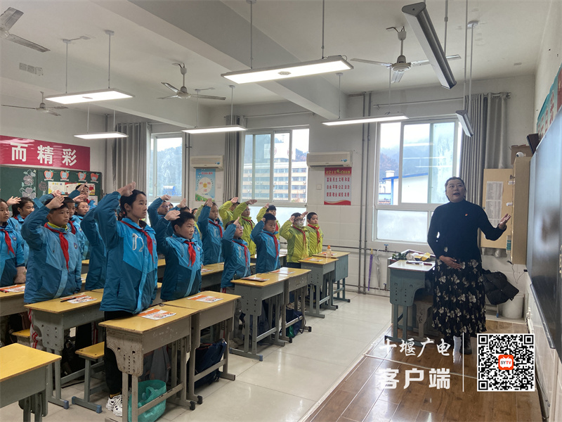 十堰市东风40学校开展国家公祭日主题活动 (3)