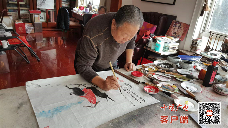 2015年罗国士在西安家中作画2