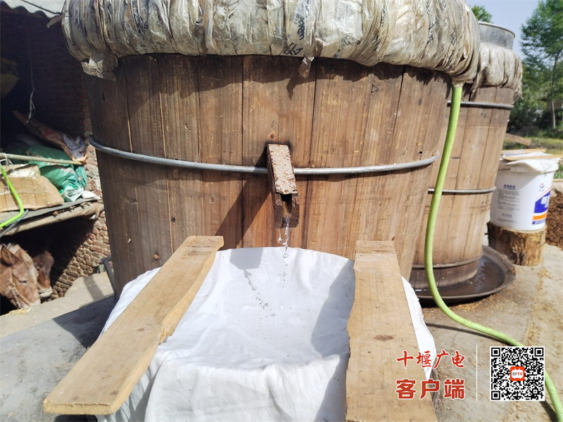 7酿酒——传统木甑酿酒，通过蒸馏后白酒从木甑内流到容器里