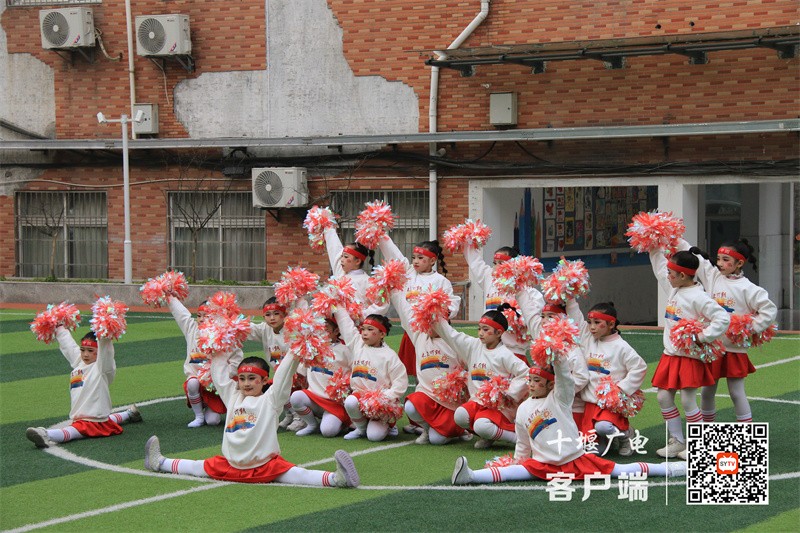 8啦啦队员精彩演出_副本