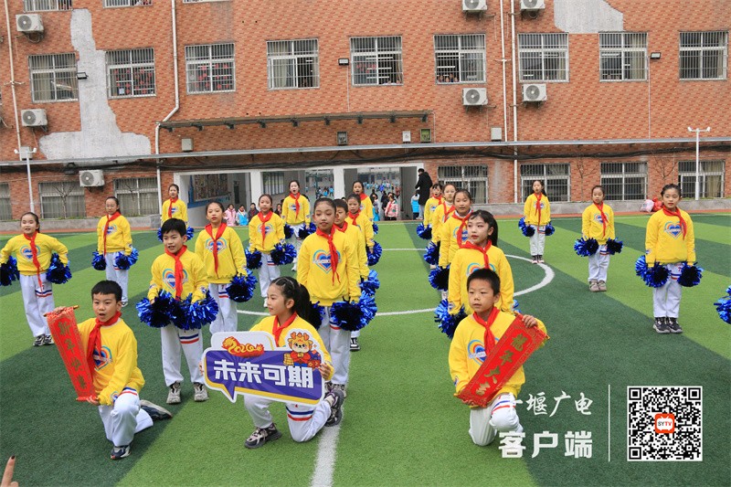 9啦啦队员精彩演出_副本