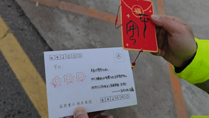 1.9学生献礼交警[00-00-41--00-00-50]