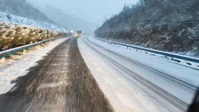 1月21日18时许，G4213麻安高速军店至窑淮路段铲冰除雪[00-00-00--00-00-09]